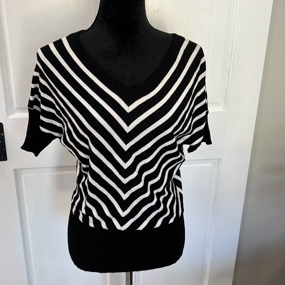 Questions by say what size small V-neck short sleeve sweater very slimming - Picture 3 of 4